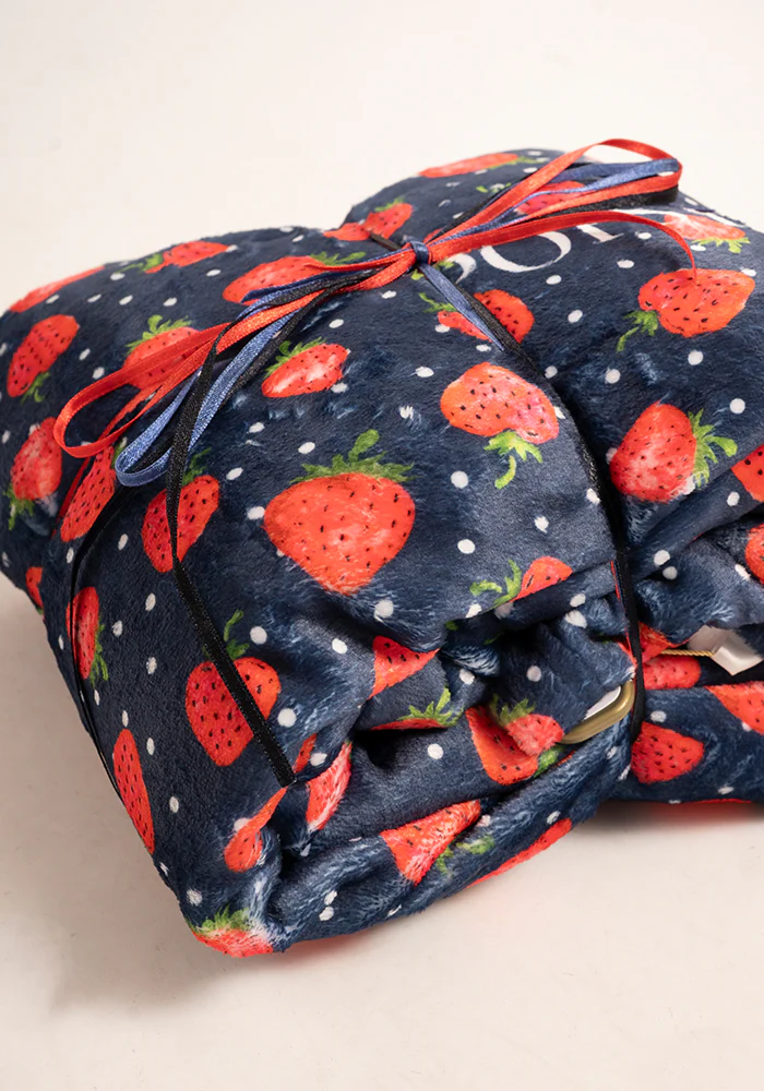 Pop-under Strawberries Print Plush Blanket - Image 7