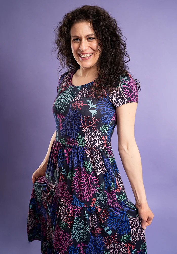 Tahila Coral Print Tiered Hem Relaxed Fit Viscose Midi Dress - Image 4
